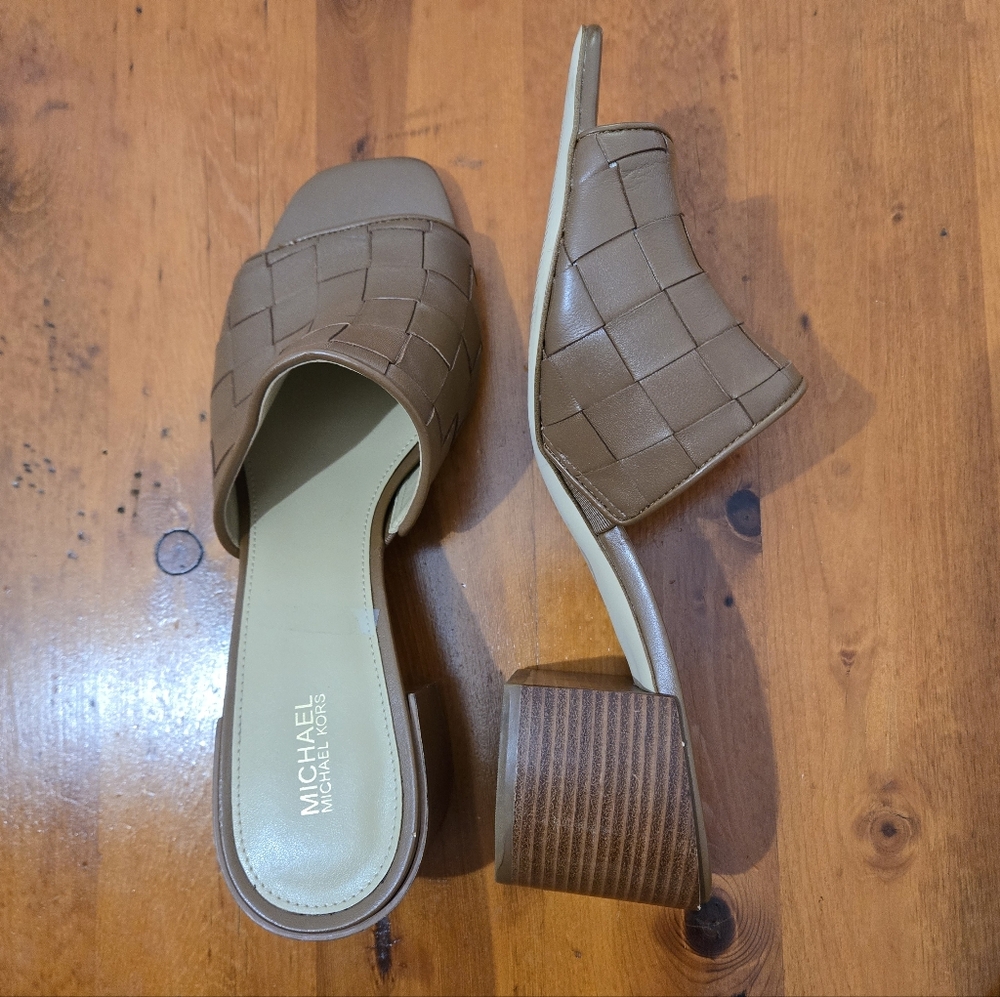 Michael Kors Women's Ingrid MidHeel Slipon Sandals Mule Brown Size 8.5M *FLAWS*